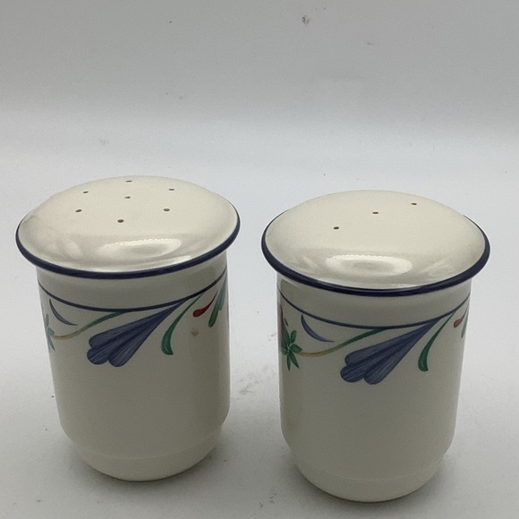 Vintage Lenox Poppies on Blue Chinastone Salt and Pepper Set - Picture 2 of 4